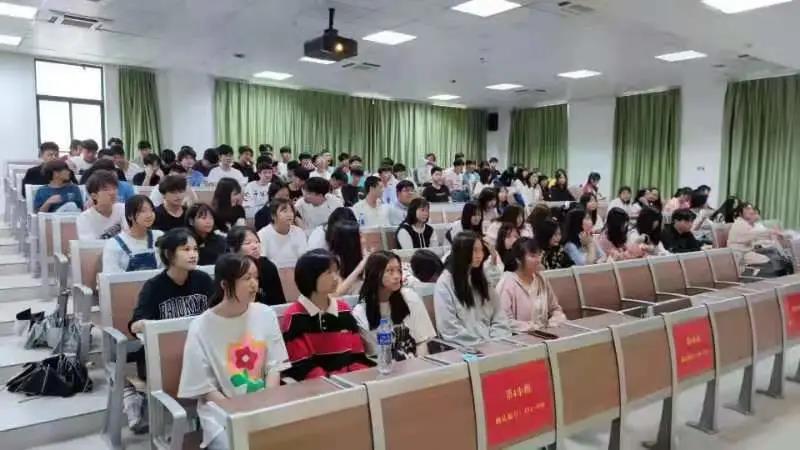学院组织学生观看技能成才技能报国先进事迹报告会