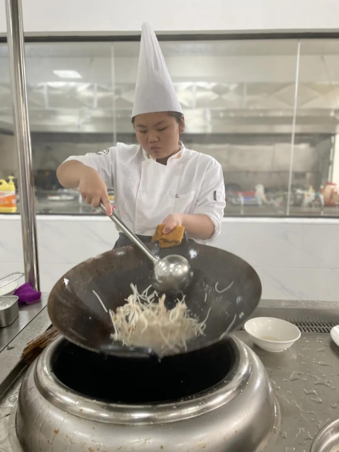 商贸旅游系举行烹饪专业市技能大赛模拟赛