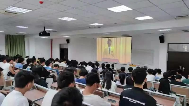 学院组织学生观看技能成才技能报国先进事迹报告会