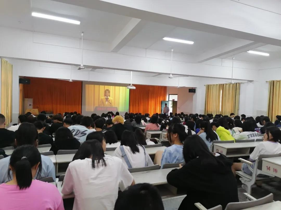 学院组织学生观看技能成才技能报国先进事迹报告会