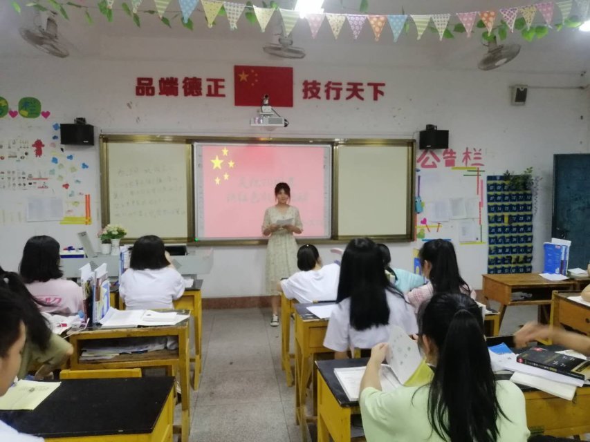 现代服务系组织学生举办《红色故事》朗诵比赛