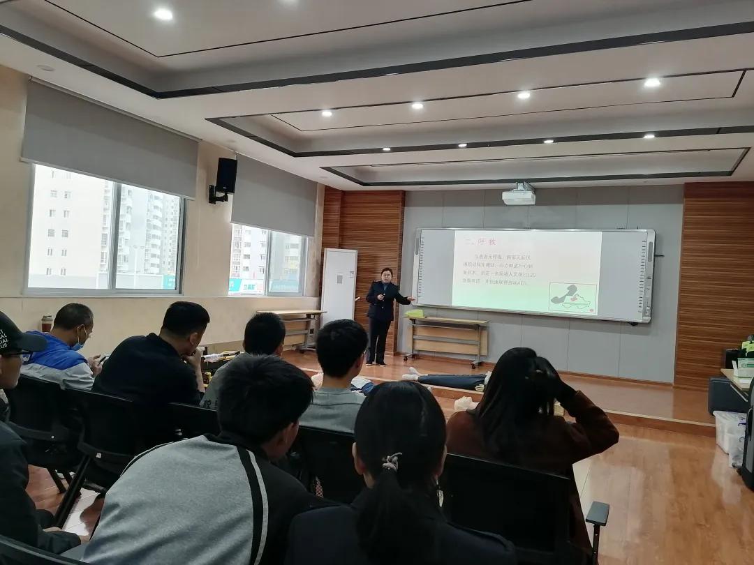 我院体育教研室全体教师进行急救技能培训(一）