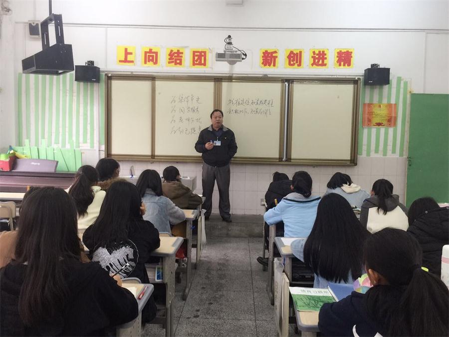 学院纪委书记林青春到挂点班级主持班干部会议