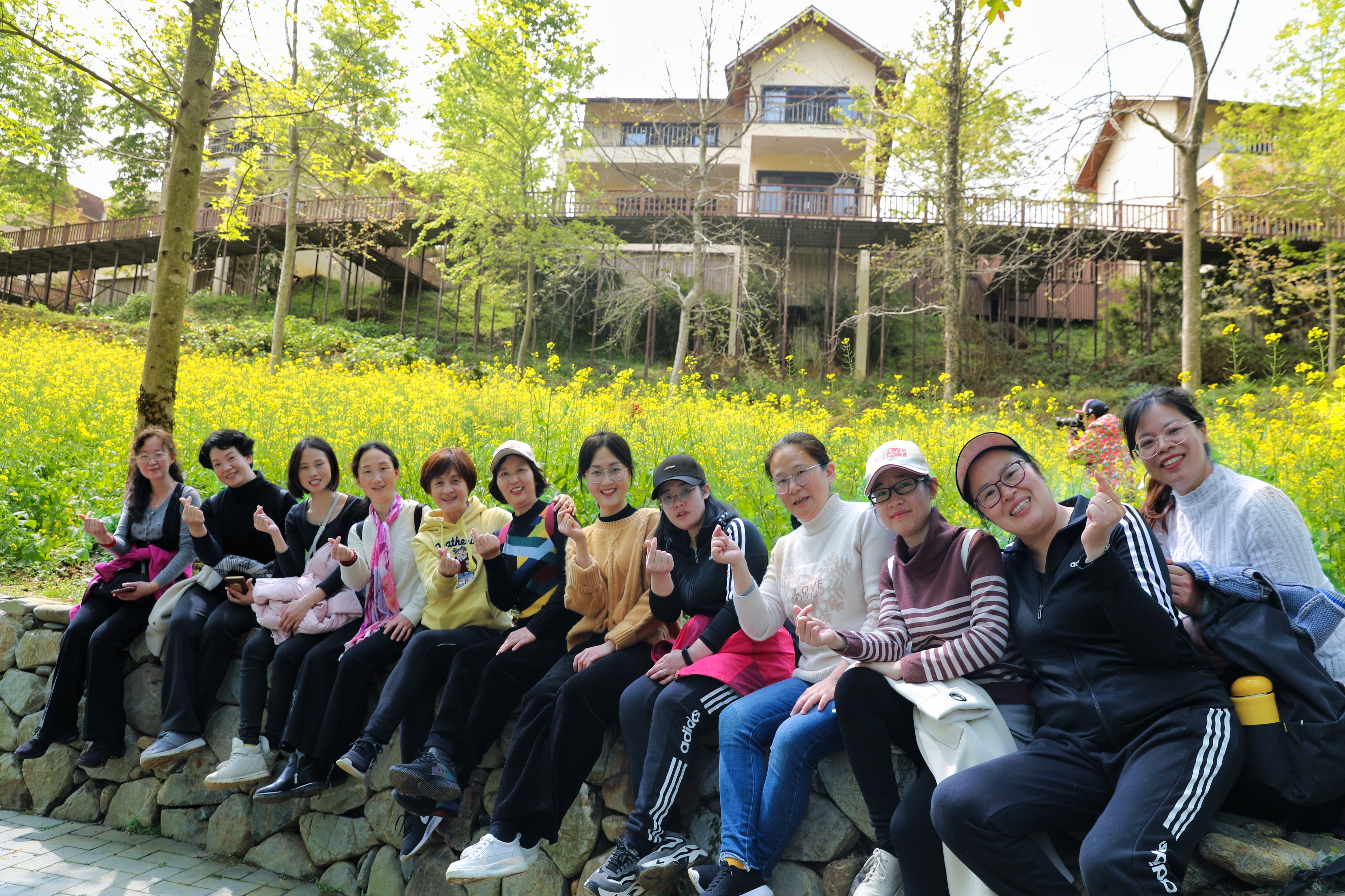 疫去春来，春暖花开——学院举办三八节踏春活动