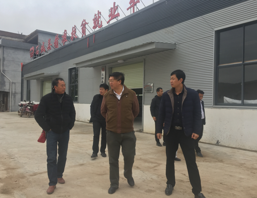 黄国杰书记深入精准扶贫点贫困户家中宣讲党的十九大精神
