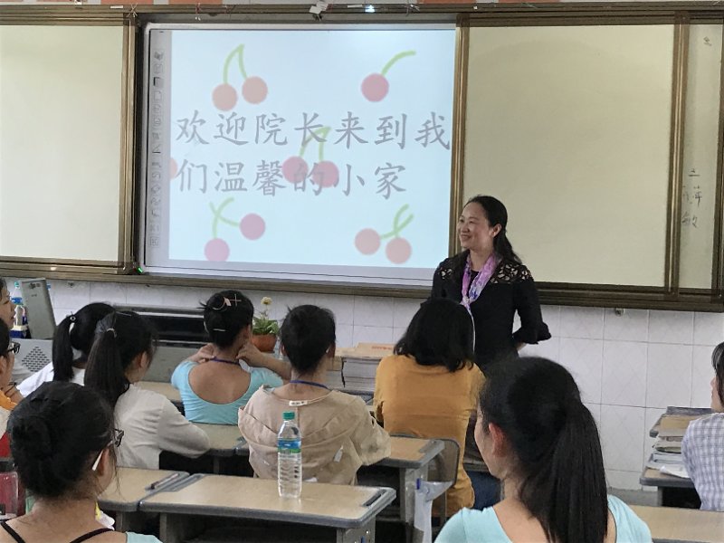 学院院长陈秀华到挂点班级看望学生