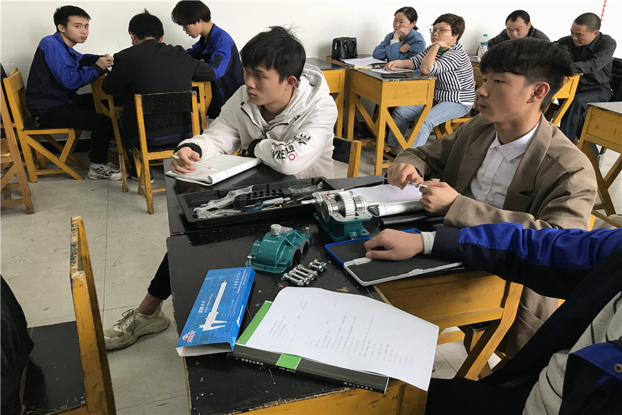 机械工程系观摩“零件测绘一体化教学”公开课