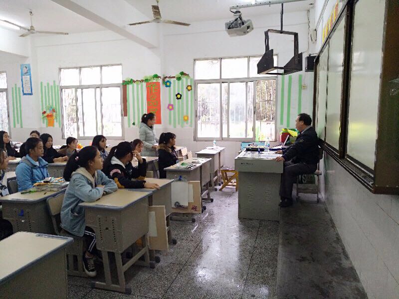 学院纪委书记林青春到挂点班级主持班干部会议