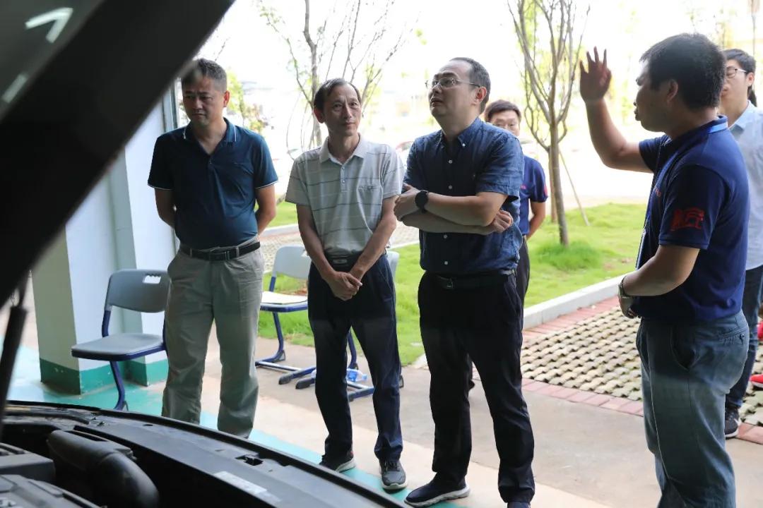 省职业技能鉴定中心领导莅临大赛现场指导工作