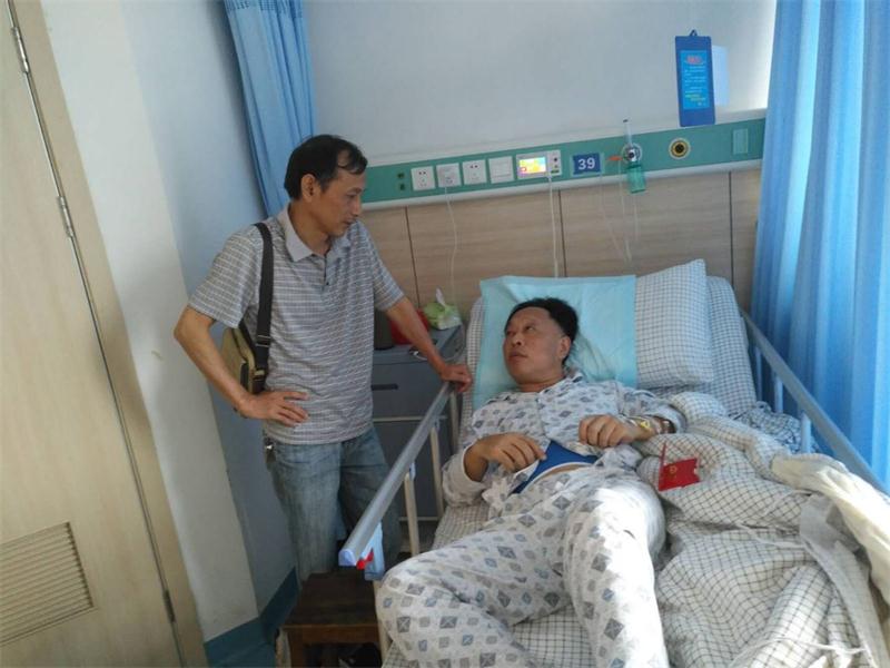 党的关怀送温暖 慰问党员凝人心