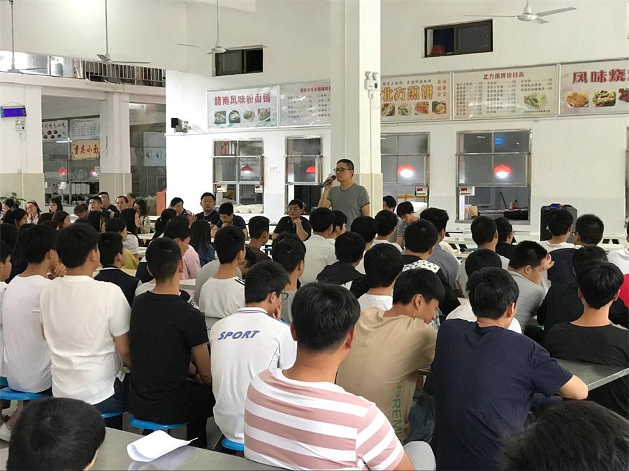 学院开展防溺水倡议签名活动