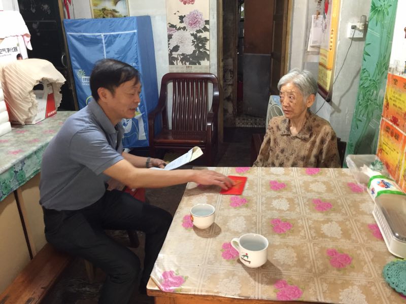 党的关怀送温暖 慰问党员凝人心