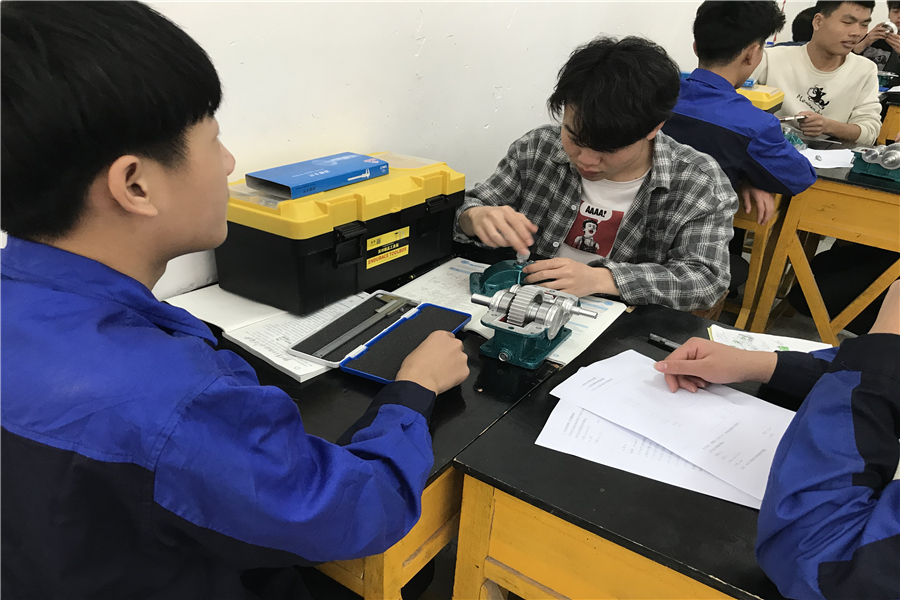 机械工程系观摩“零件测绘一体化教学”公开课