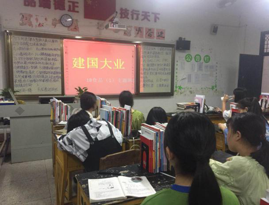 现代服务系组织学生观看电影《建国大业》