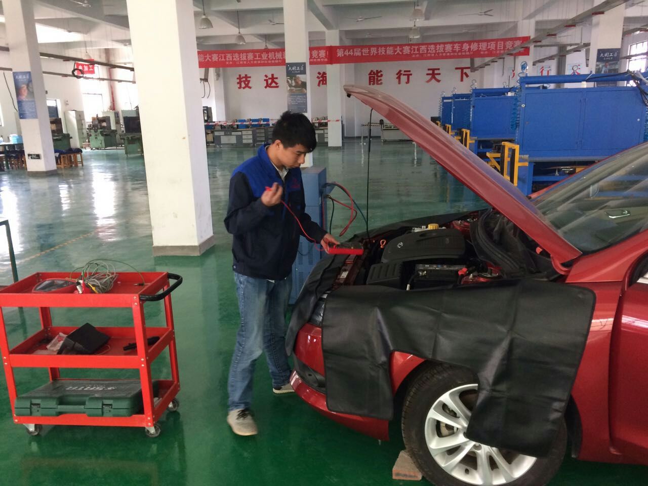 专业技能大比拼   我能出彩显身手