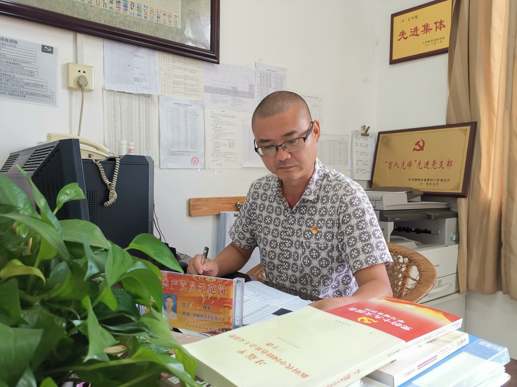 当好师生的贴心人