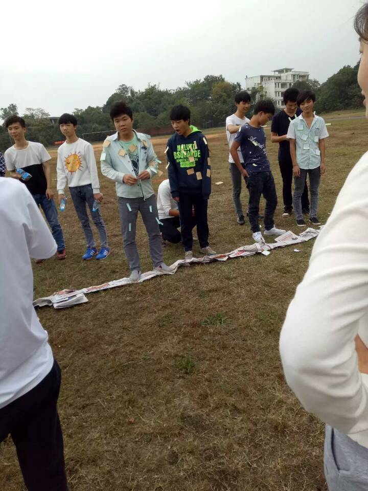 机械工程系组织班级拓展游戏