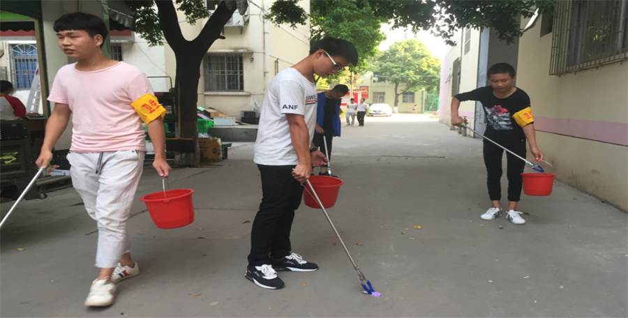 机械工程系“学生校园卫生纠察队”在行动