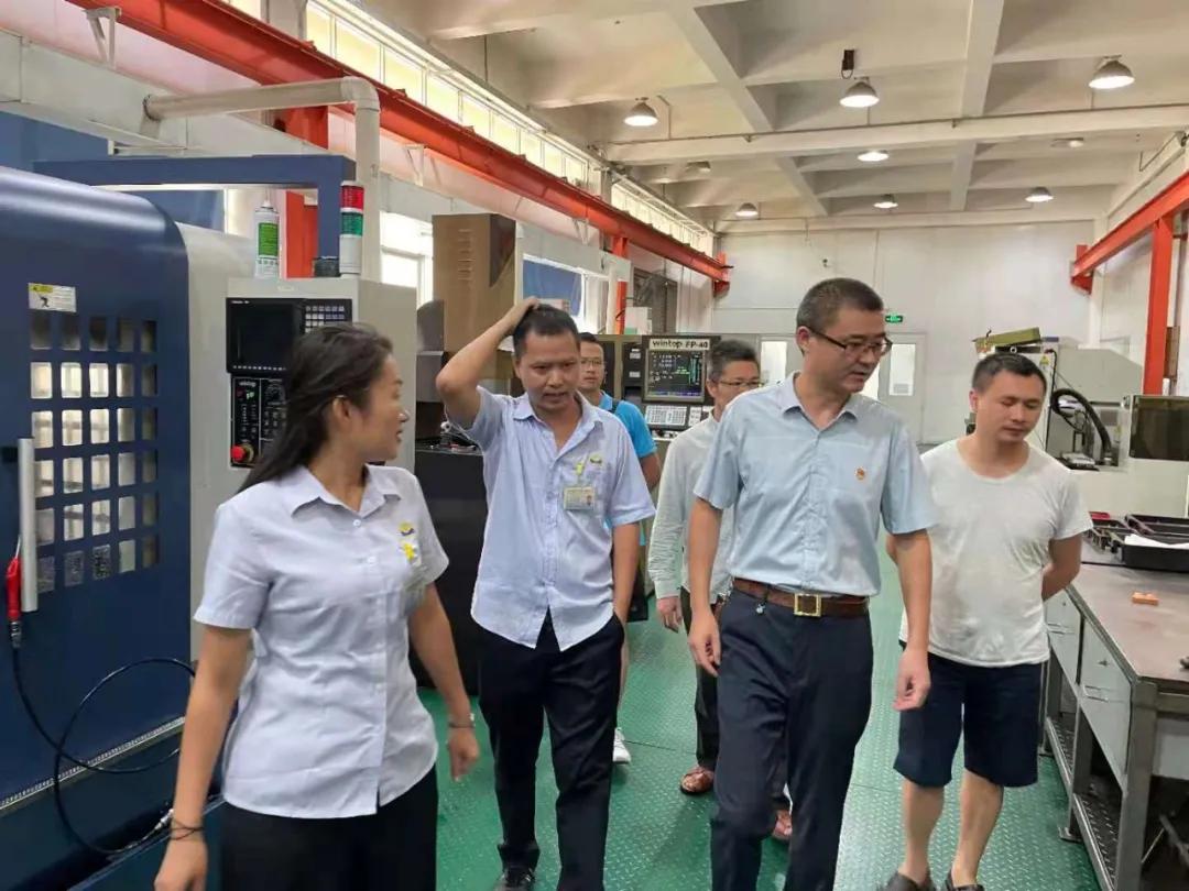 【我为群众办实事】赣州技师学院第四党支部开展企业调研和防溺水宣传主题党日活动