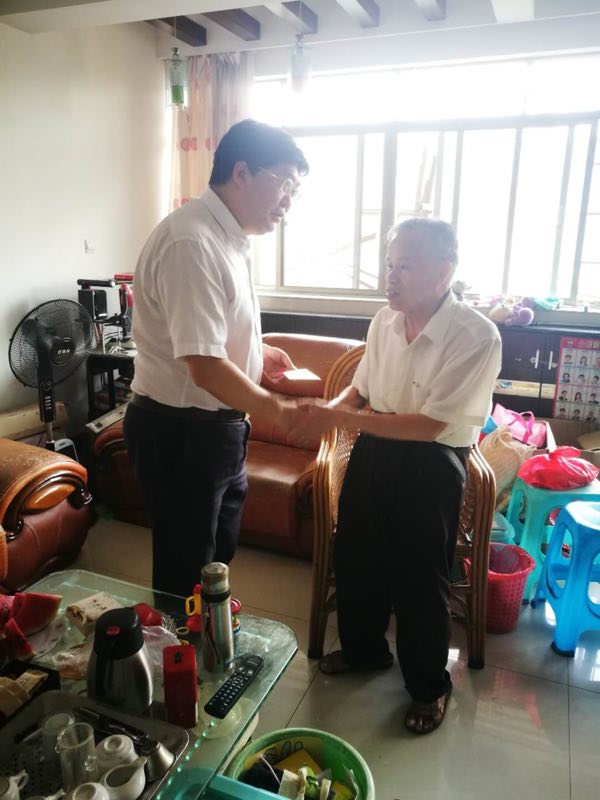 党的关怀送温暖 慰问党员凝人心