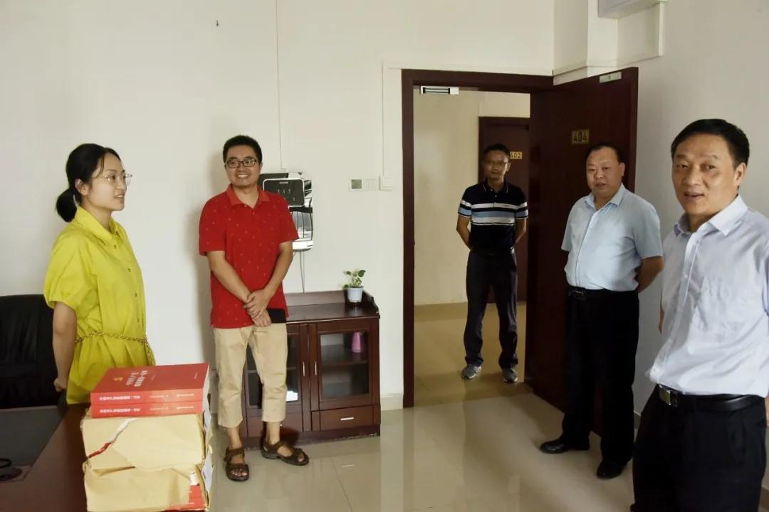 学院党委书记黄鹏全面检查开学工作