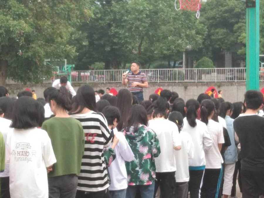 现代服务系全体师生开展“防溺水宣誓和签字仪式”活动