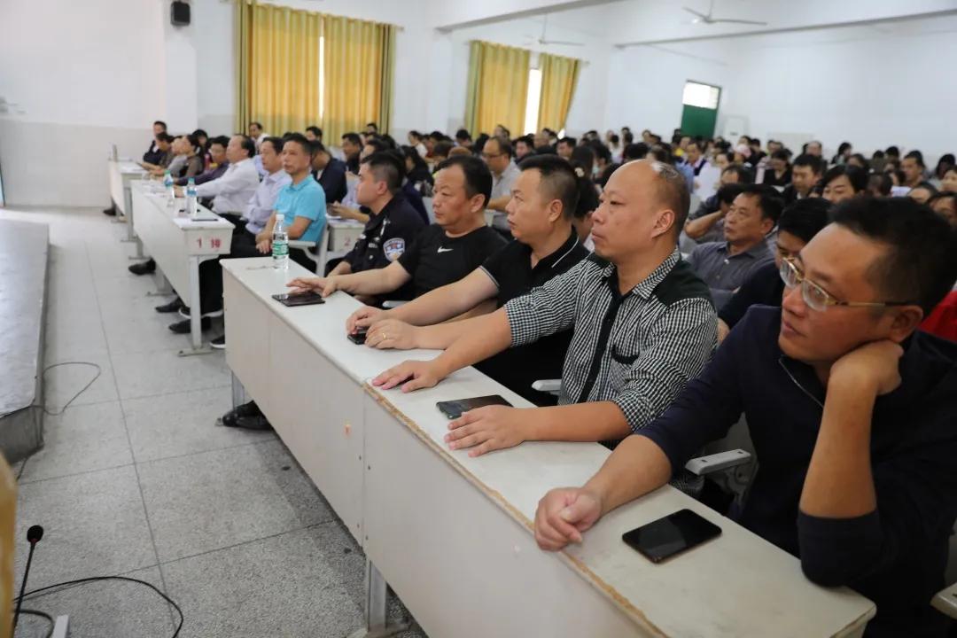 我院举行交通安全警示教育讲座