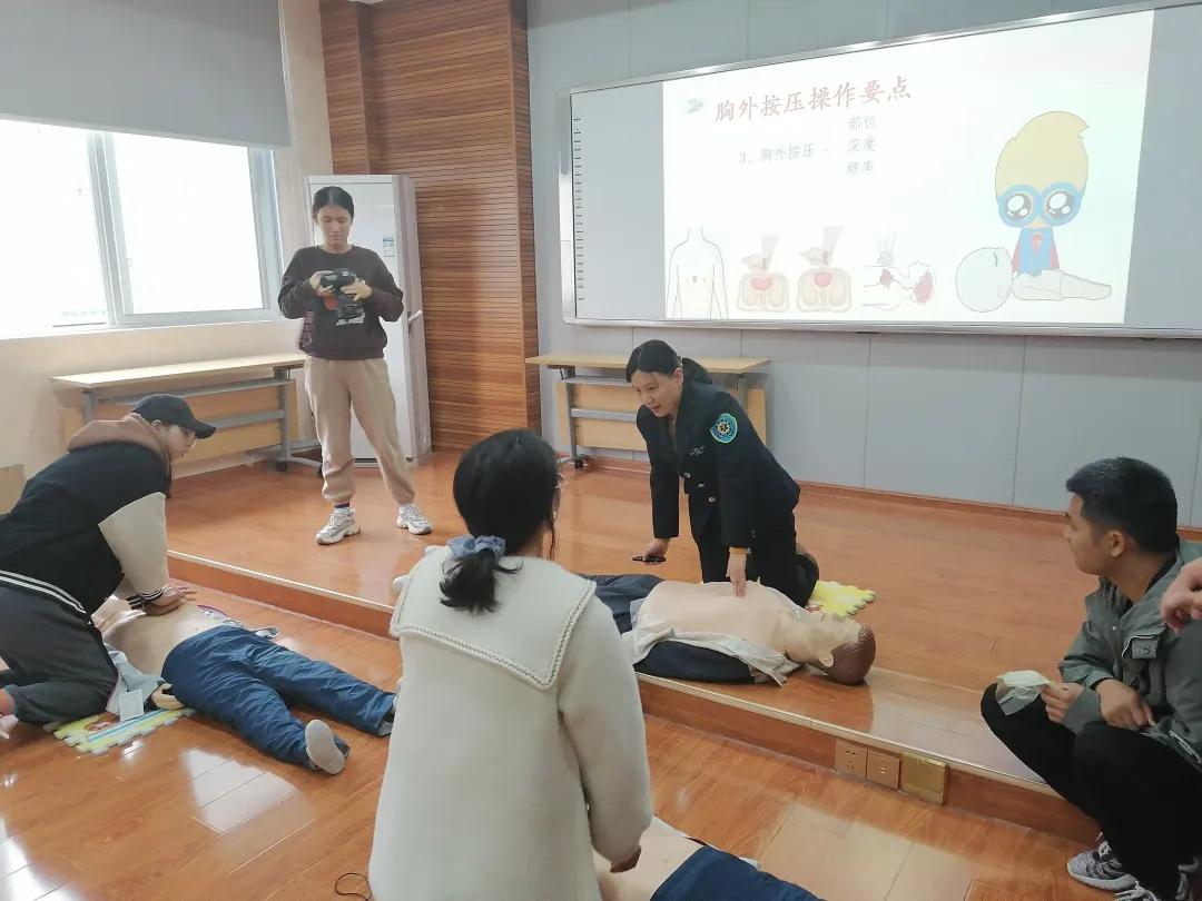 我院体育教研室全体教师进行急救技能培训(一）