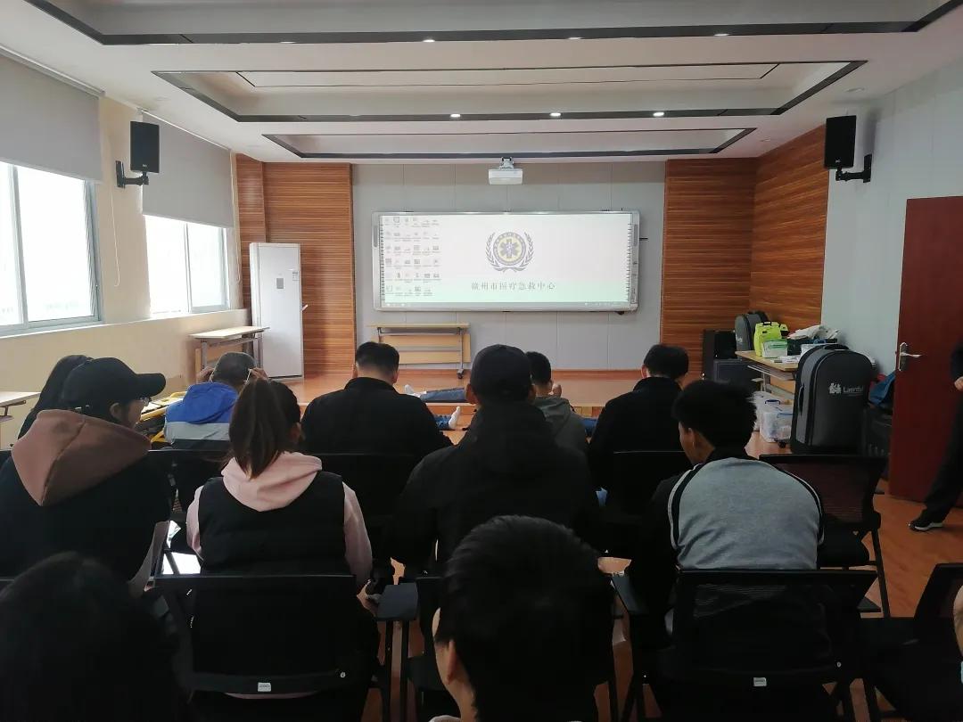 我院体育教研室全体教师进行急救技能培训(一）