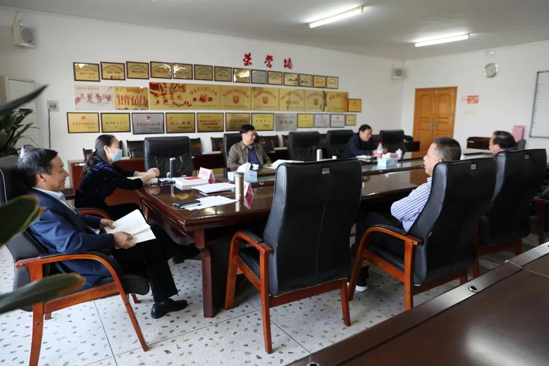 读书班第二天实况———组织集中收看纪念中国人民志愿军抗美援朝出国作战70周年大会实况直播