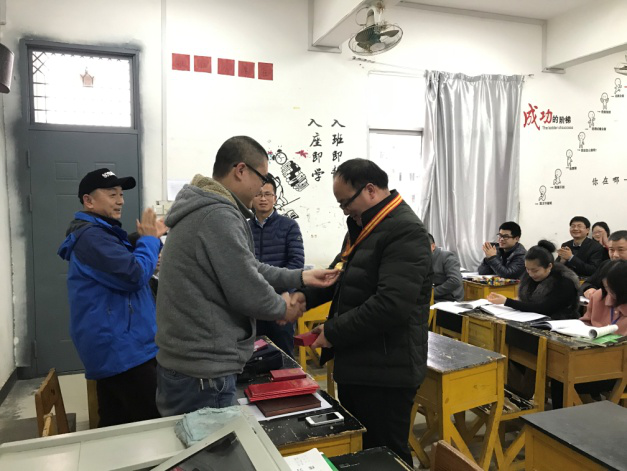 机械工程系为荣获“市五一劳动奖章”和“市青年技术能手”的两名教师颁奖