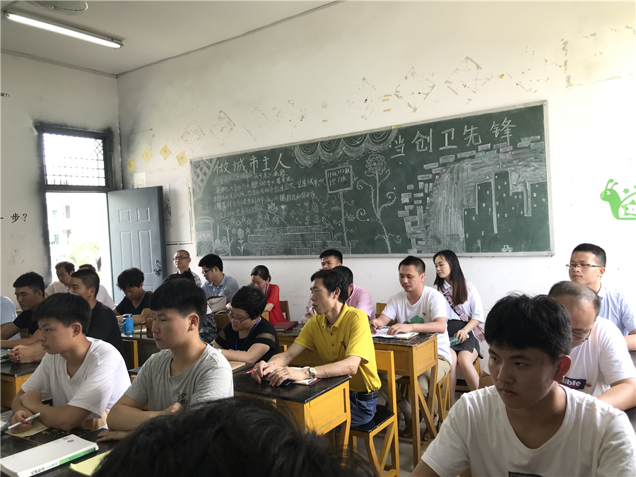 学院党委书记黄国杰同志为挂点支部和挂点班级上思政课