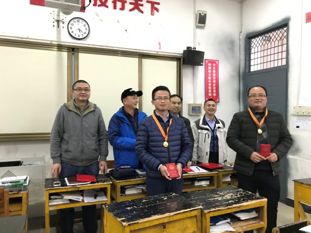 机械工程系为荣获“市五一劳动奖章”和“市青年技术能手”的两名教师颁奖