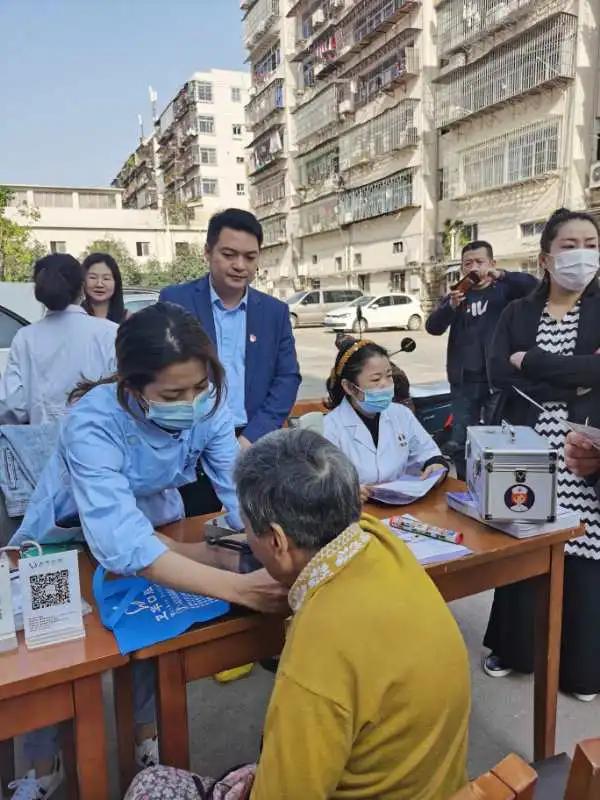 我院第三党支部开展“你养我长大,我陪你到老”主题党建活动