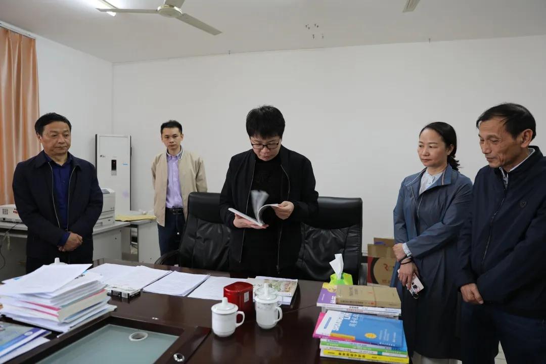 省人社厅技工院校管理处任如副处长一行莅临我院开展教材检查工作