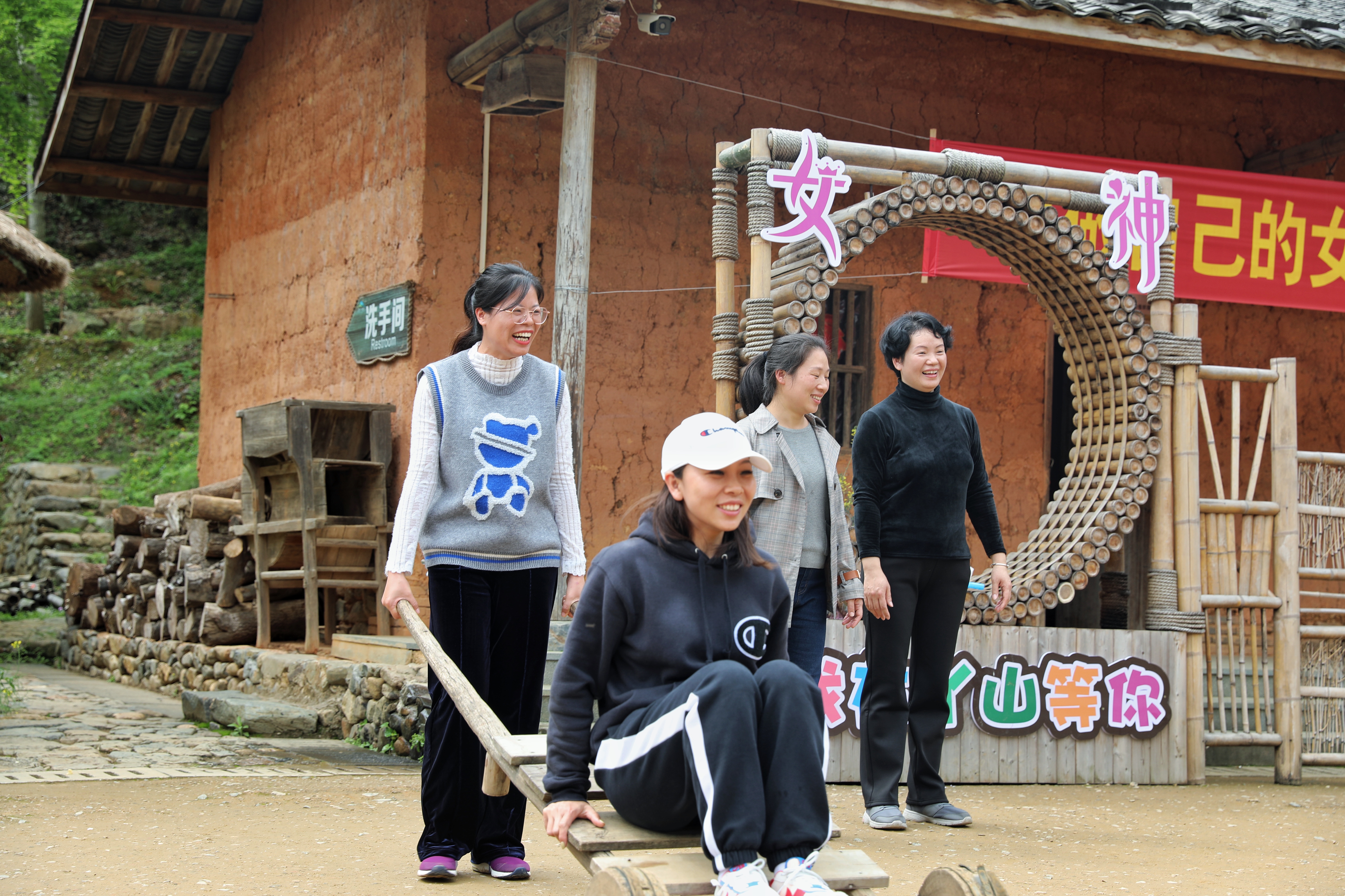 疫去春来，春暖花开——学院举办三八节踏春活动