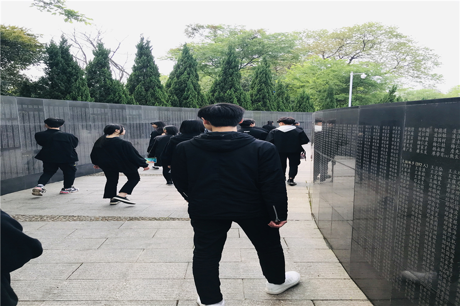 “缅怀革命先烈，传承英雄遗志”