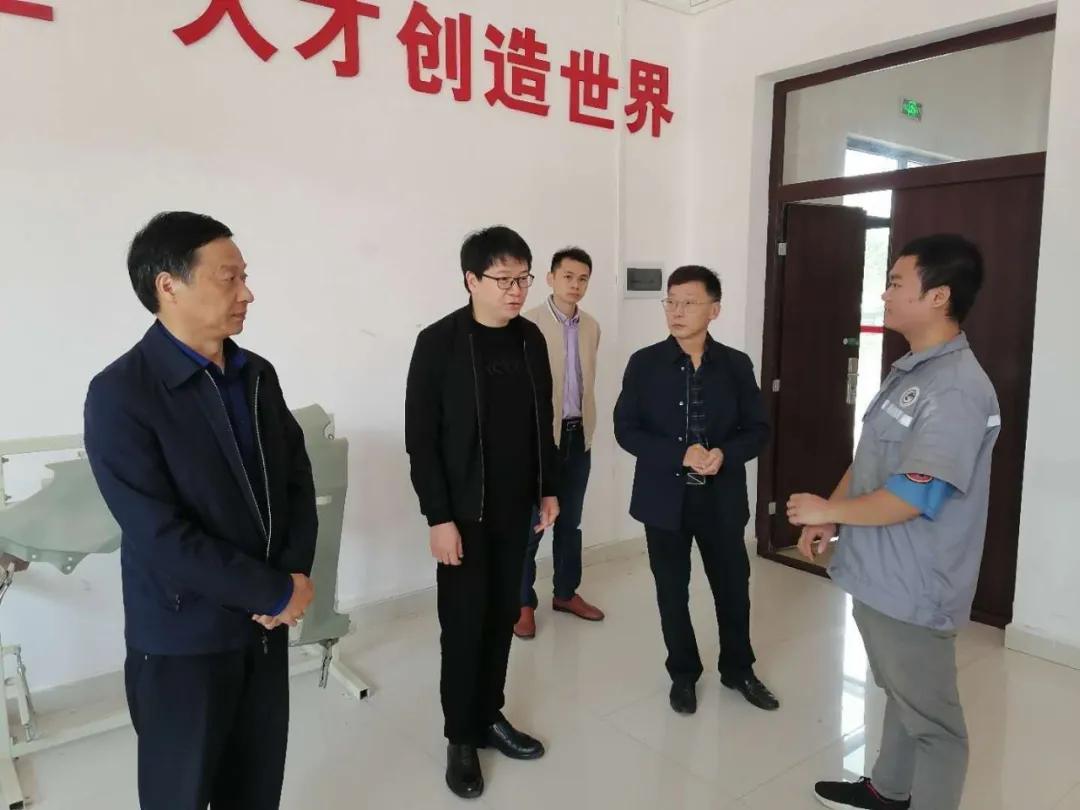省人社厅技工院校管理处任如副处长一行莅临我院开展教材检查工作