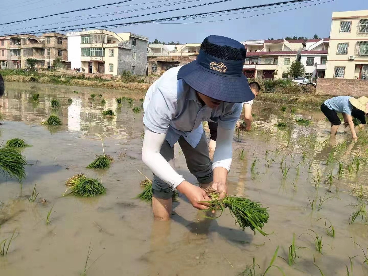 助农春耕解生忧，真情帮扶守初心——江西赣州技师学院第四党支部开展主题党日活动