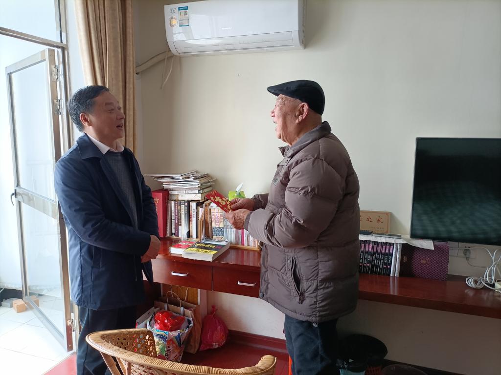 学院领导走访离退休老干部