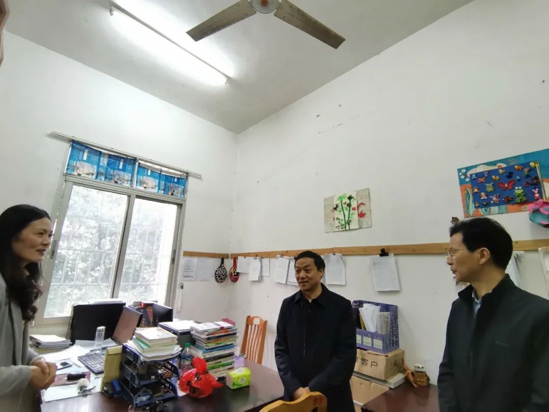 黄鹏书记深入校园各处检查指导工作