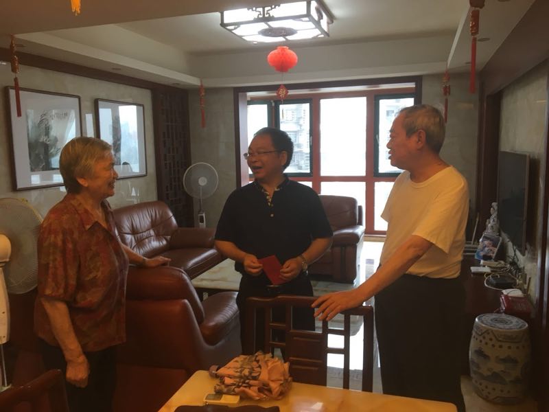 党的关怀送温暖 慰问党员凝人心