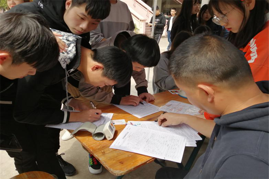 学院组织开展三月“雷锋月”主题宣传活动
