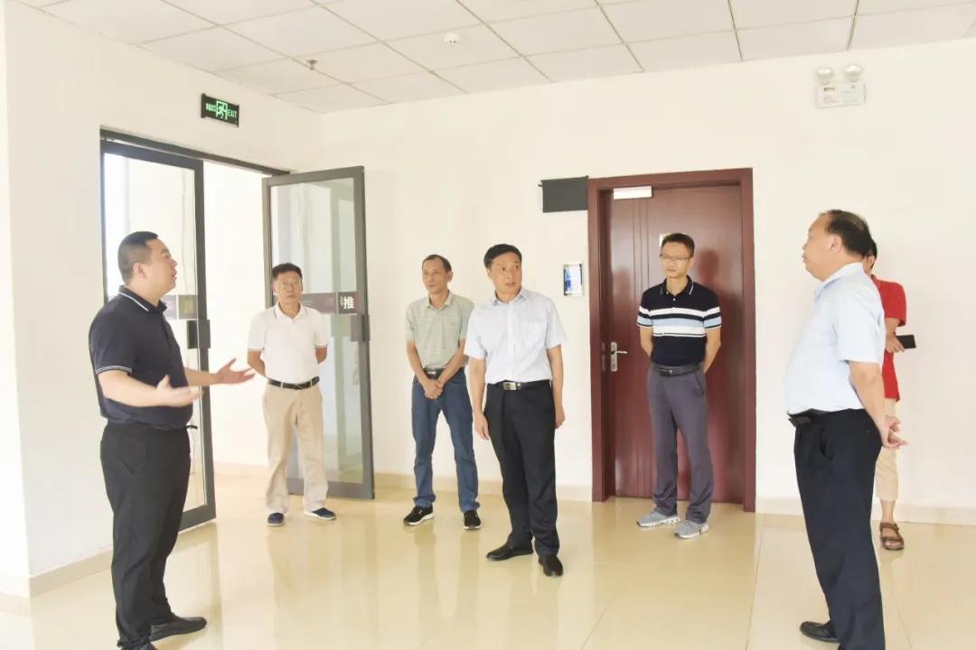学院党委书记黄鹏全面检查开学工作