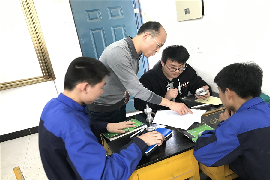 机械工程系观摩“零件测绘一体化教学”公开课