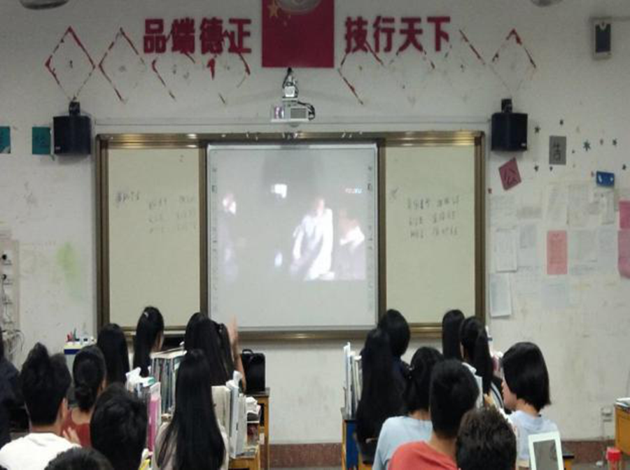 现代服务系组织学生观看电影《建国大业》