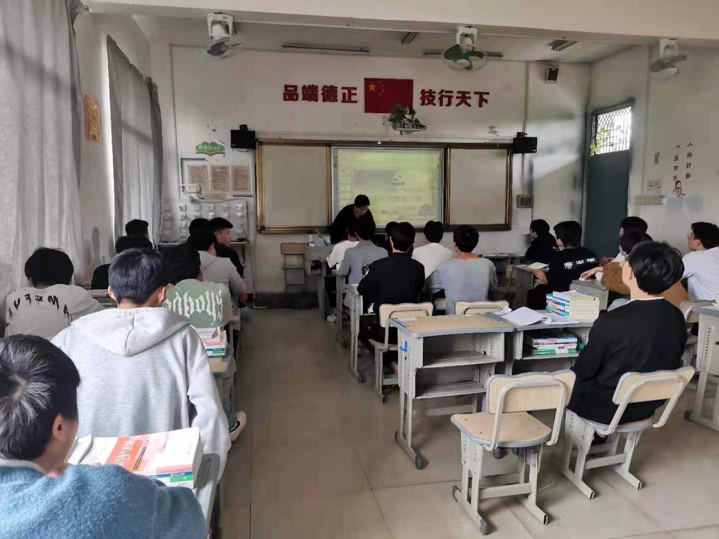 百年党史进课堂，红色教育入人心