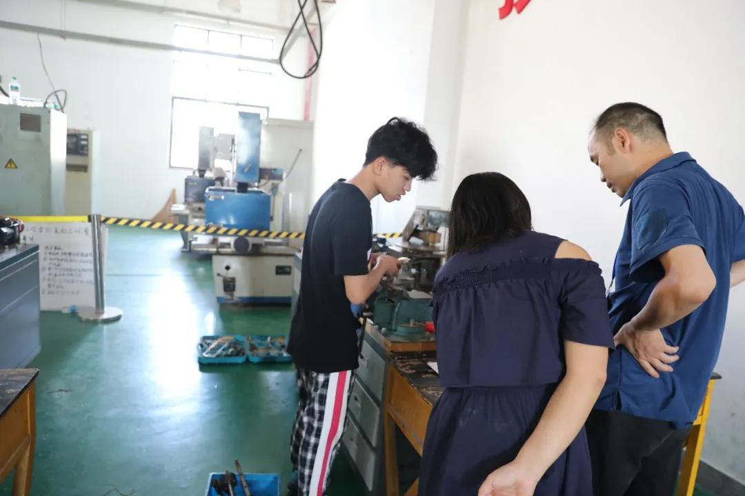 省职业技能鉴定中心领导莅临大赛现场指导工作