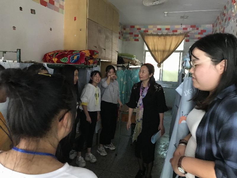 学院院长陈秀华到挂点班级看望学生