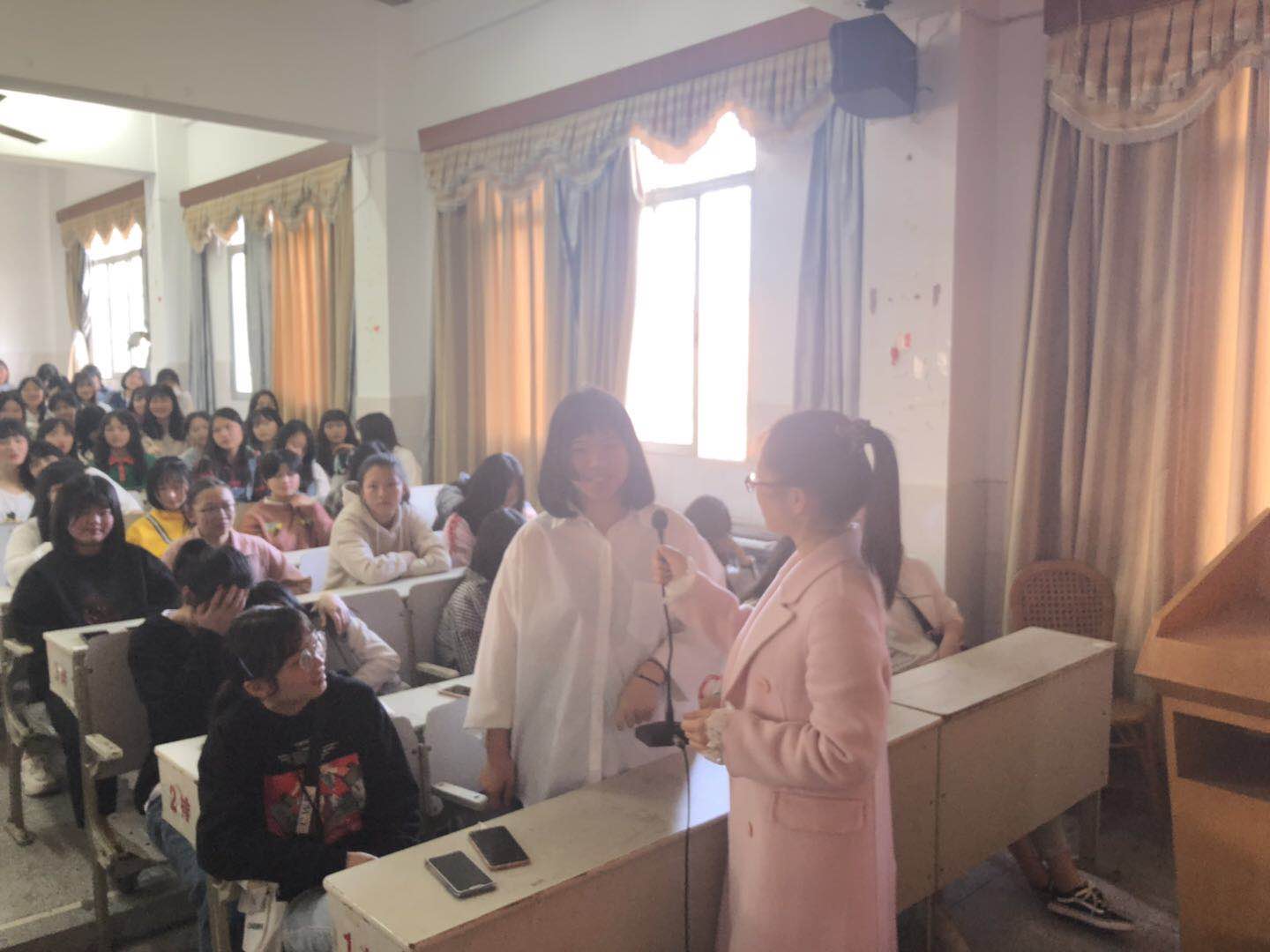 学生工作处组织开展“花开应有时——预防早恋”女生专题讲座